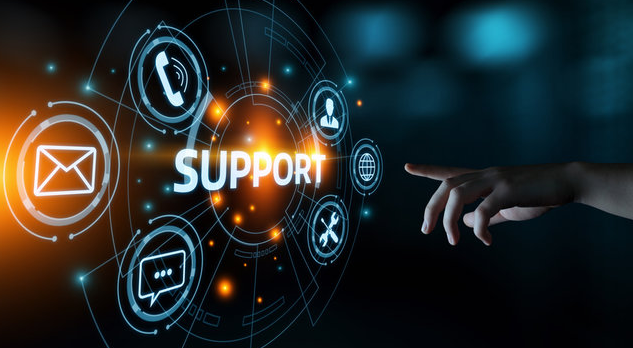 webslylight-image5 beach-lady by the beach with a laptop